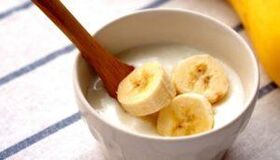 Máscara de banana para unha pel luminosa e sen engurras